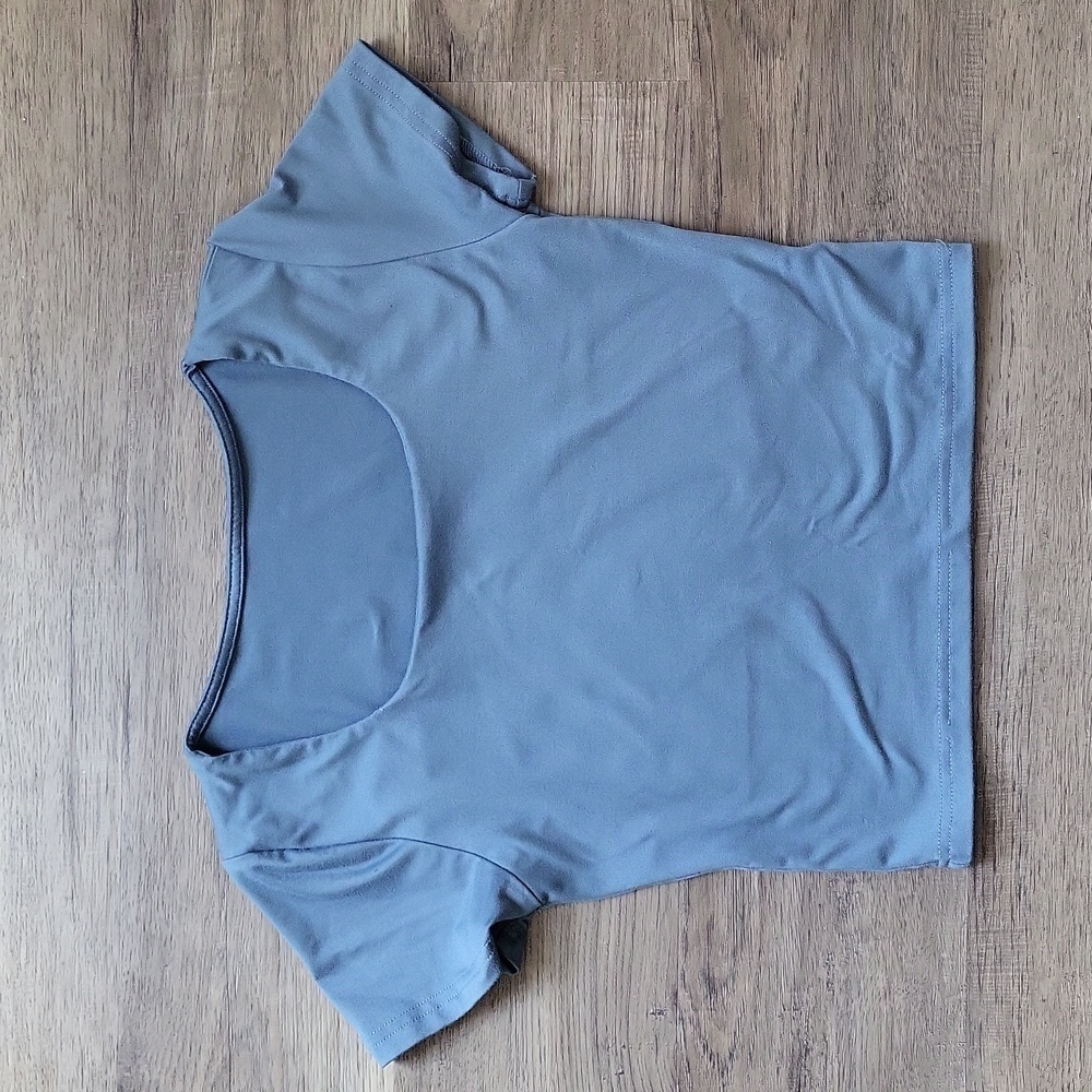 Cropped square neck blue tee shirt